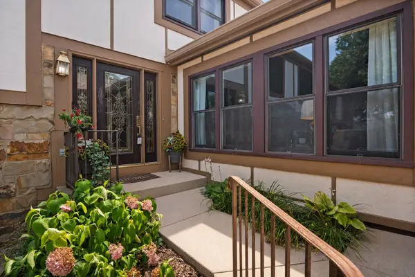 1054 Oakview Drive, Wheaton, IL 60187