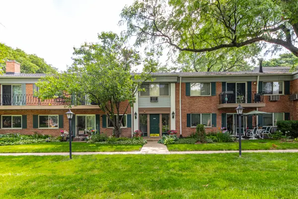 711 E Falcon Drive #201, Arlington Heights, IL 60005