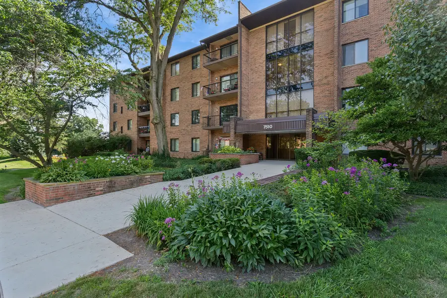 7510 Farmingdale Drive #210, Darien, IL 60561 - #2