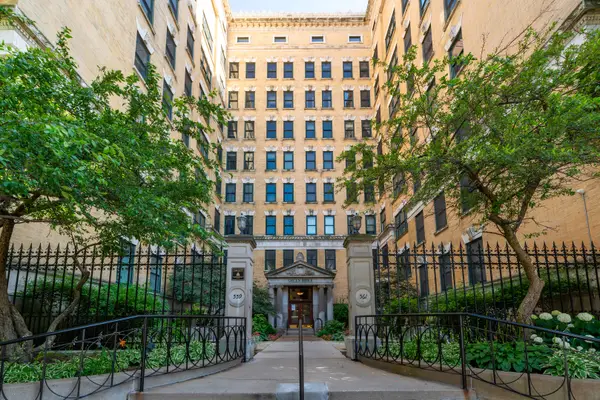 559 W Surf Street #704, Chicago, IL 60657