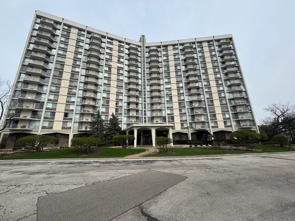 40 N Tower Road #10M, Oak Brook, IL 60523