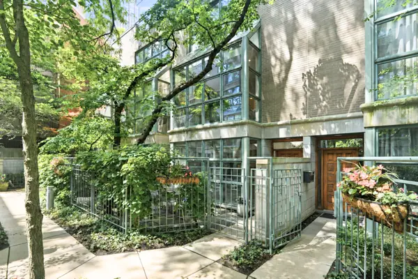 107 W Delaware Place #F, Chicago, IL 60610