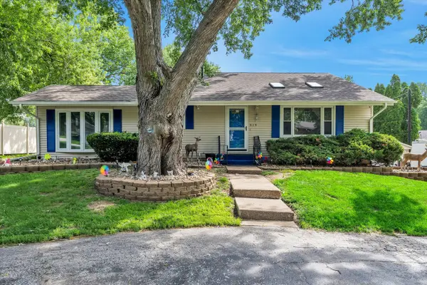 919 Colony Drive, Davenport, IA 52806