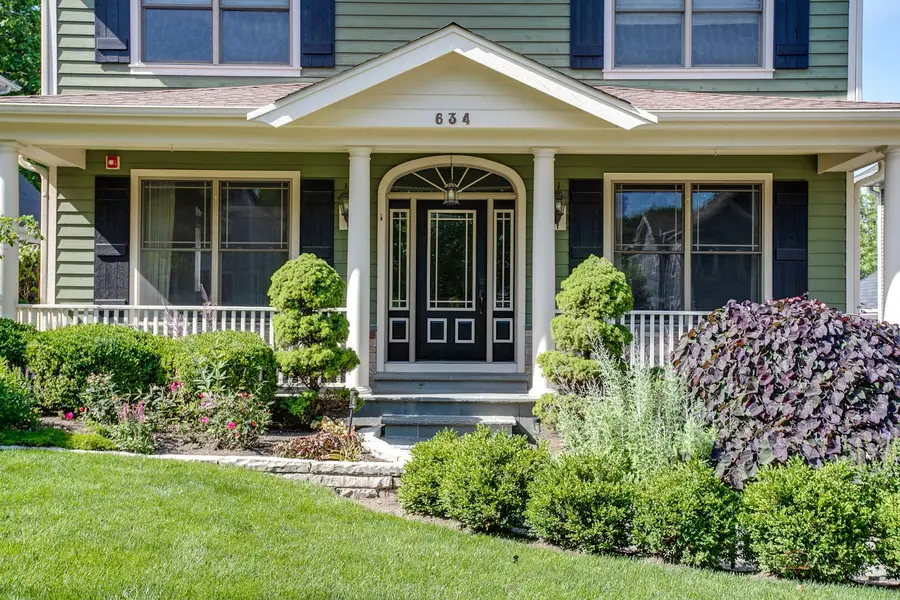 634 E Sunnyside Avenue, Libertyville, IL 60048 - #2