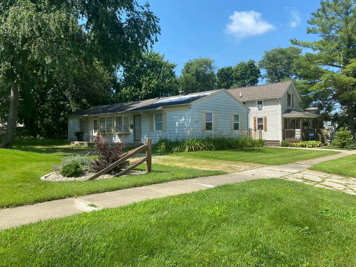 1009 E Jackson Street #A-B, Bloomington, IL 61701 - #1