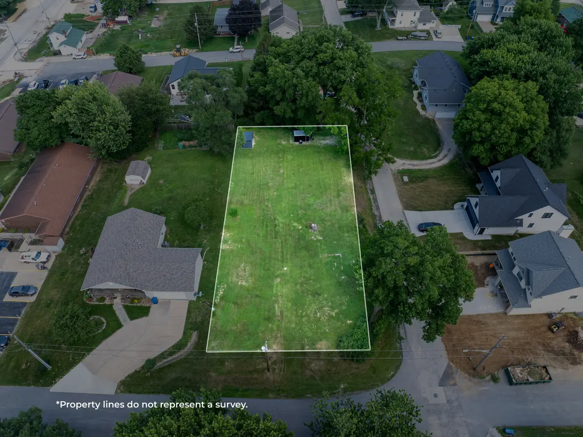 327 Dodge Street, Le Claire, IA 52753 - #1