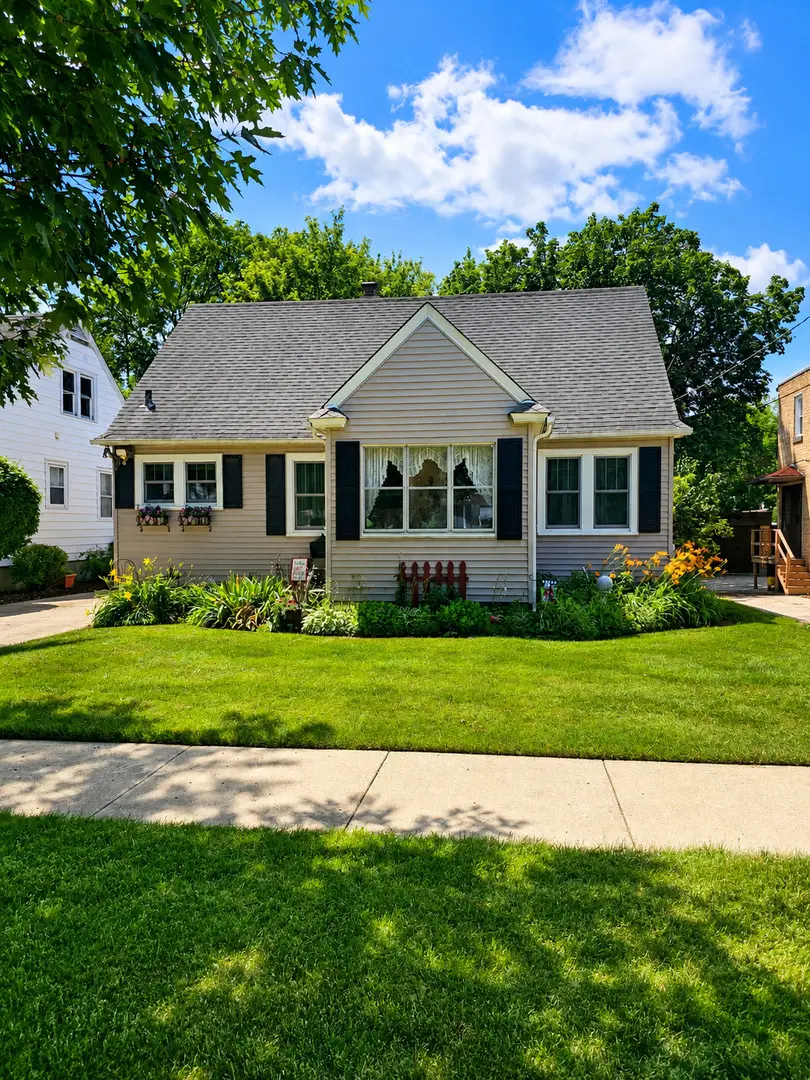621 Lincoln Avenue, Elgin, IL 60120 - #1