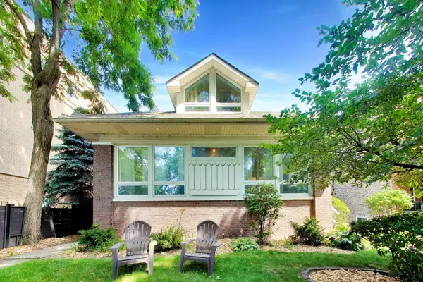 2012 W Estes Avenue, Chicago, IL 60645