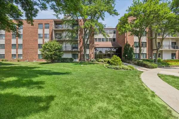 3030 Pheasant Creek Drive #103, Northbrook, IL 60062