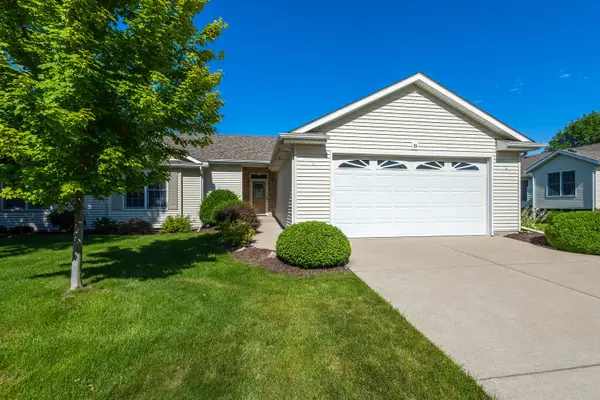 35 Madison Circle, Davenport, IA 52806