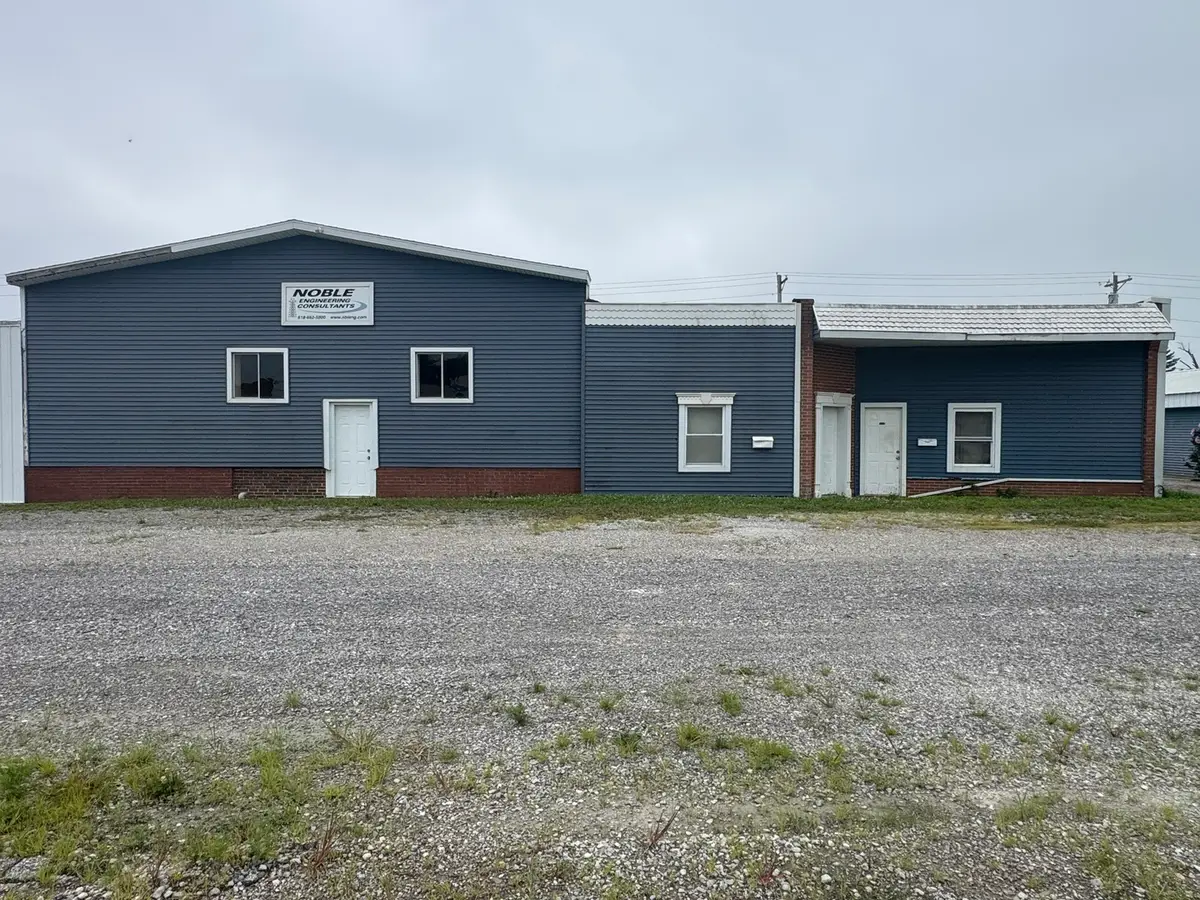 121 E Railroad Street, Flora, IL 62839 - #1
