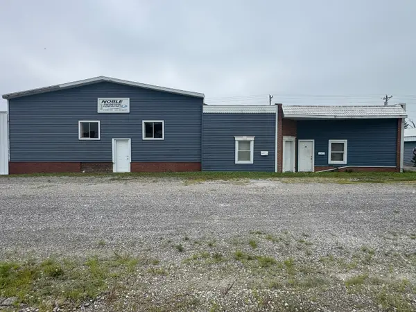 121 E Railroad Street, Flora, IL 62839