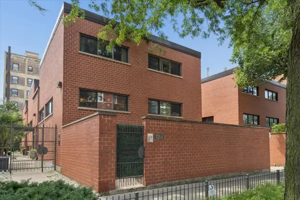 725 W Waveland Avenue, Chicago, IL 60613
