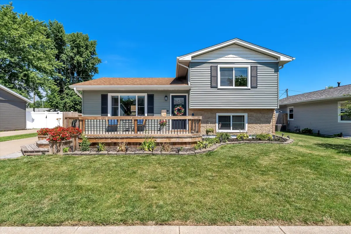 425 N 6th Street, Eldridge, IA 52748 - #1