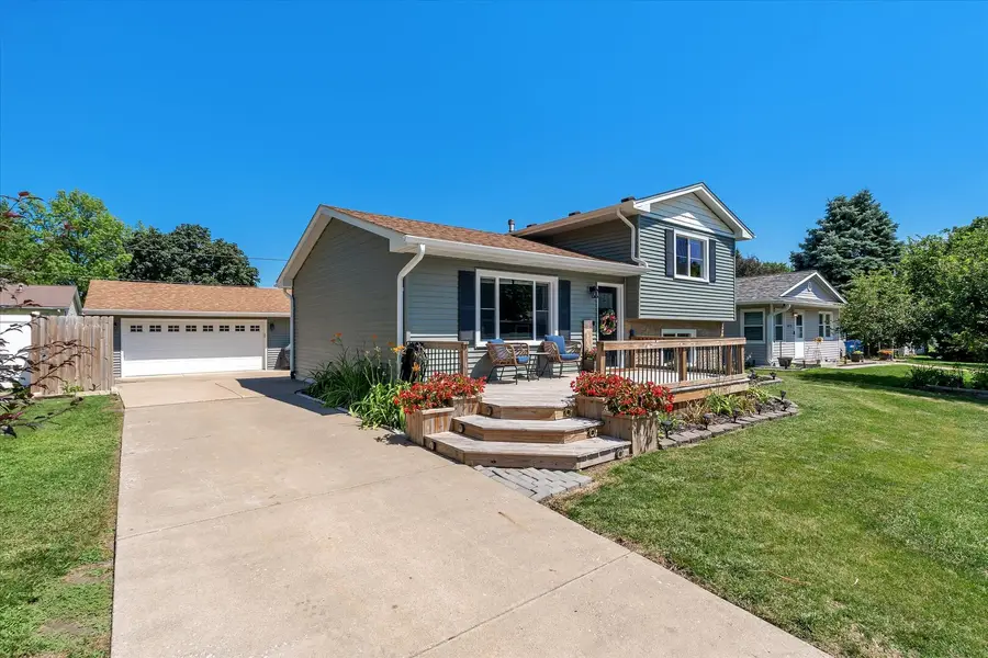 425 N 6th Street, Eldridge, IA 52748 - #3