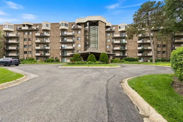 1243 E Baldwin Lane #102, Palatine, IL 60074
