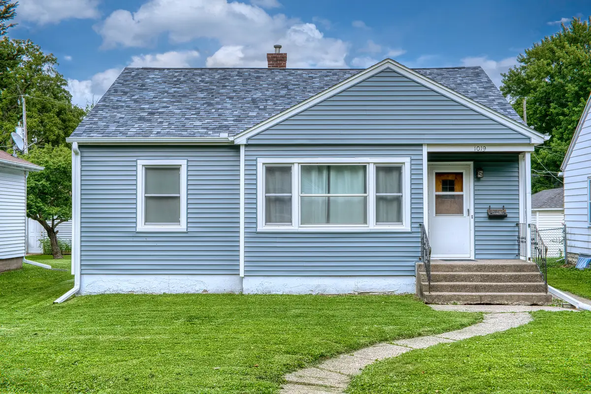 1019 N 3rd Street, Clinton, IA 52732 - #1
