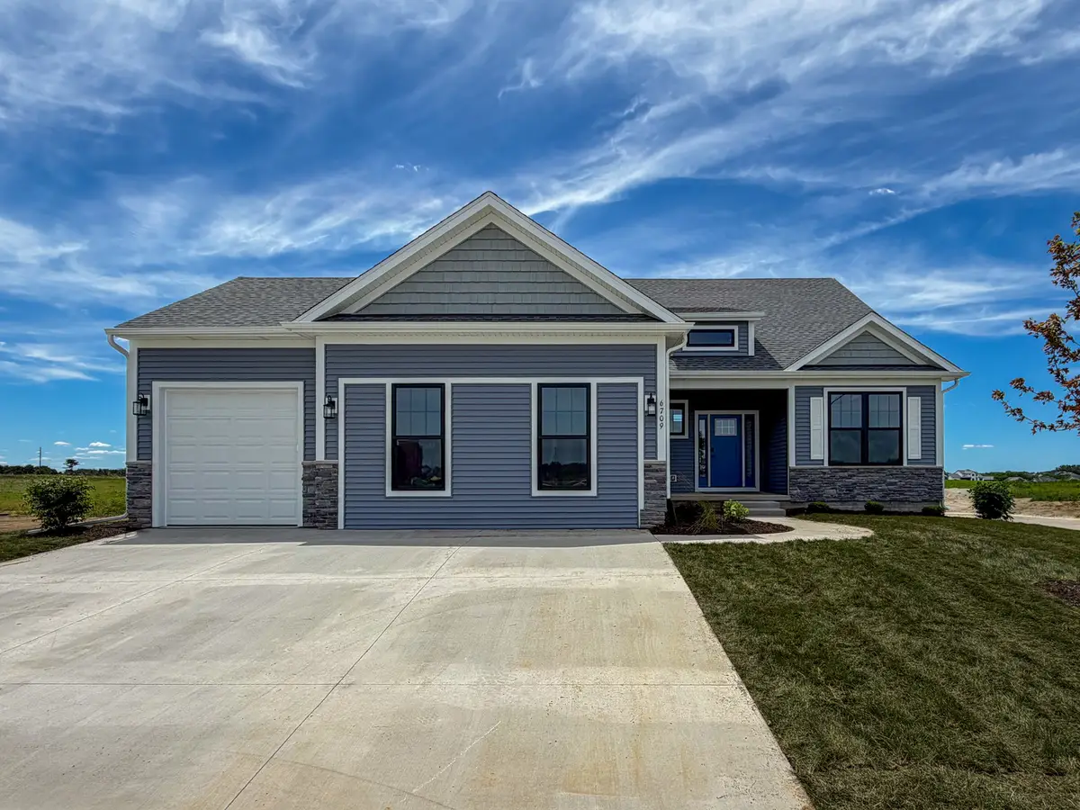 6709 Faiths Way, Bettendorf, IA 52722 - #1
