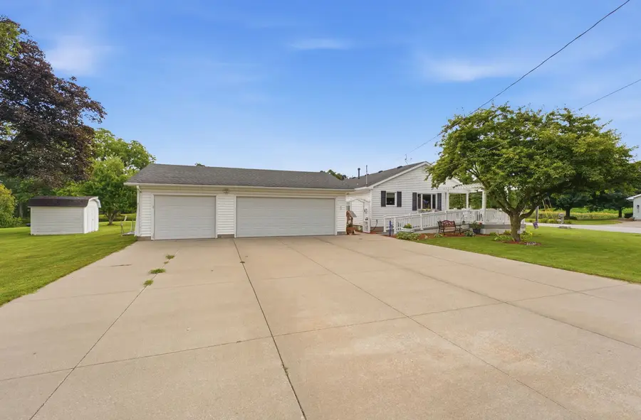 414 W 19th Avenue, Coal Valley, IL 61240 - #2