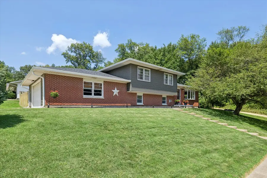 702 15th Avenue Nw, Clinton, IA 52732 - #2