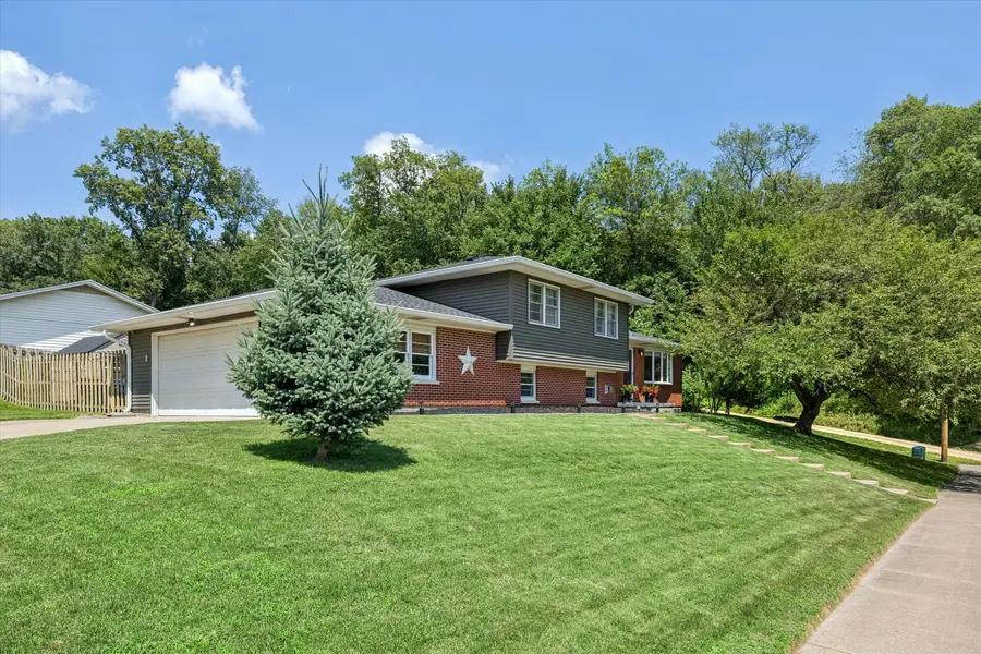 702 15th Avenue Nw, Clinton, IA 52732 - #3