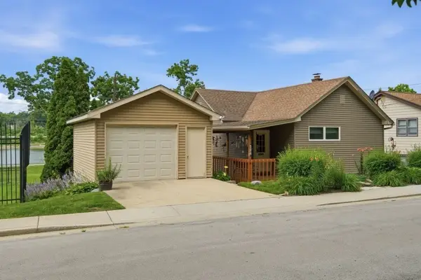642 Wellington Avenue, Elgin, IL 60120