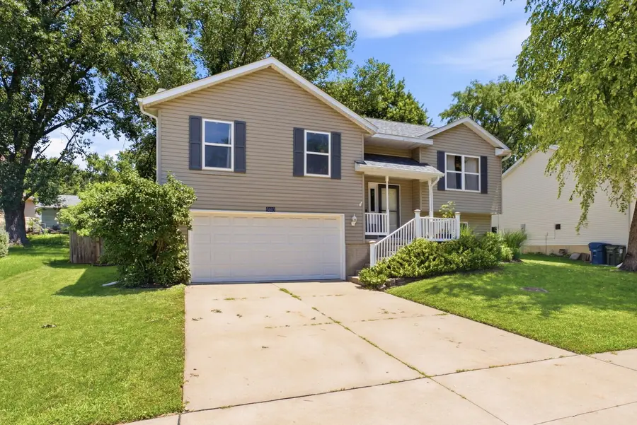 5803 Hillandale Road, Davenport, IA 52806 - #2
