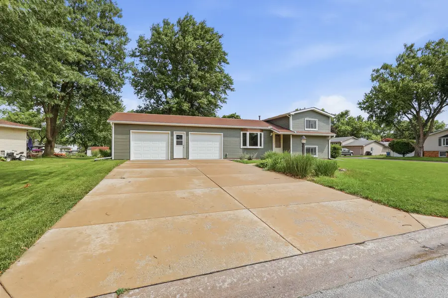 124 Park Avenue S, Eldridge, IA 52748 - #2