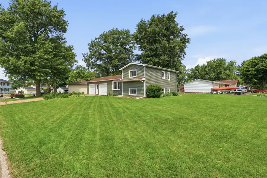 124 Park Avenue S, Eldridge, IA 52748 - #3