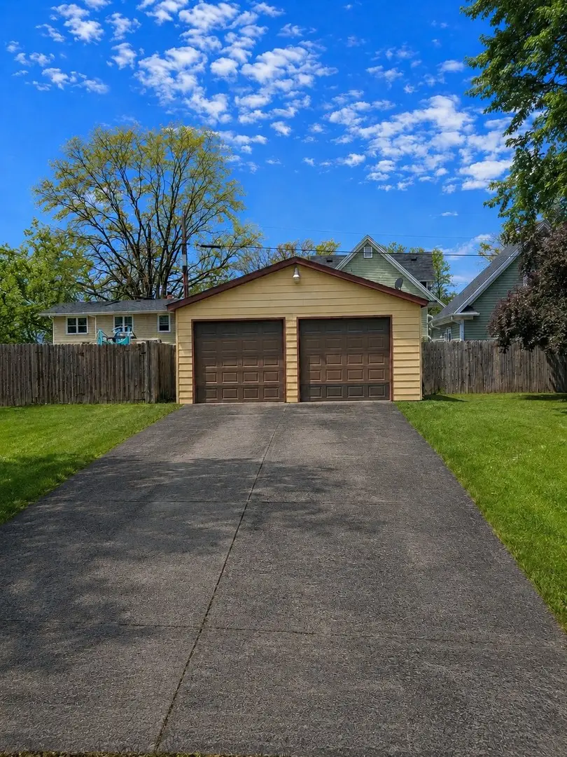 319 N Lord Avenue, Carpentersville, IL 60110 - #3