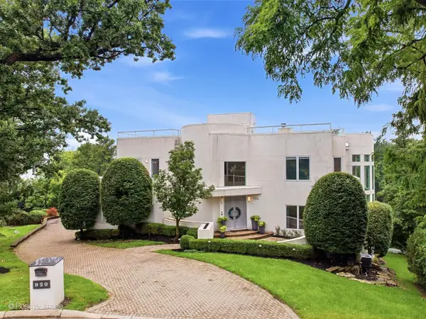 920 Saint Stephens Green, Oak Brook, IL 60523