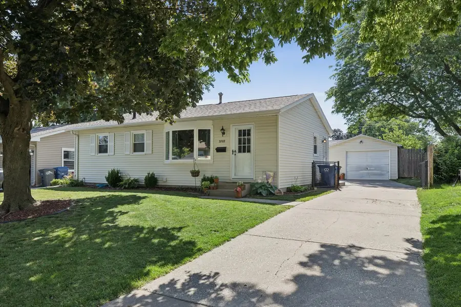 3702 Clover Hills Drive, Bettendorf, IA 52722 - #3