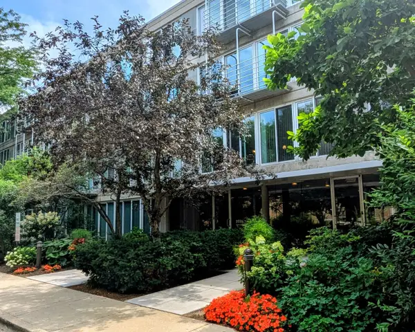2555 Gross Point Road #205, Evanston, IL 60201