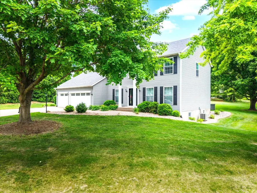 2520 Buckingham Avenue, Bettendorf, IA 52722 - #2