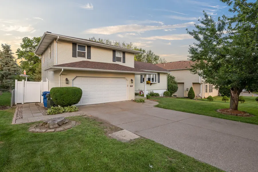 3415 Hazelwood Court, Davenport, IA 52806 - #3