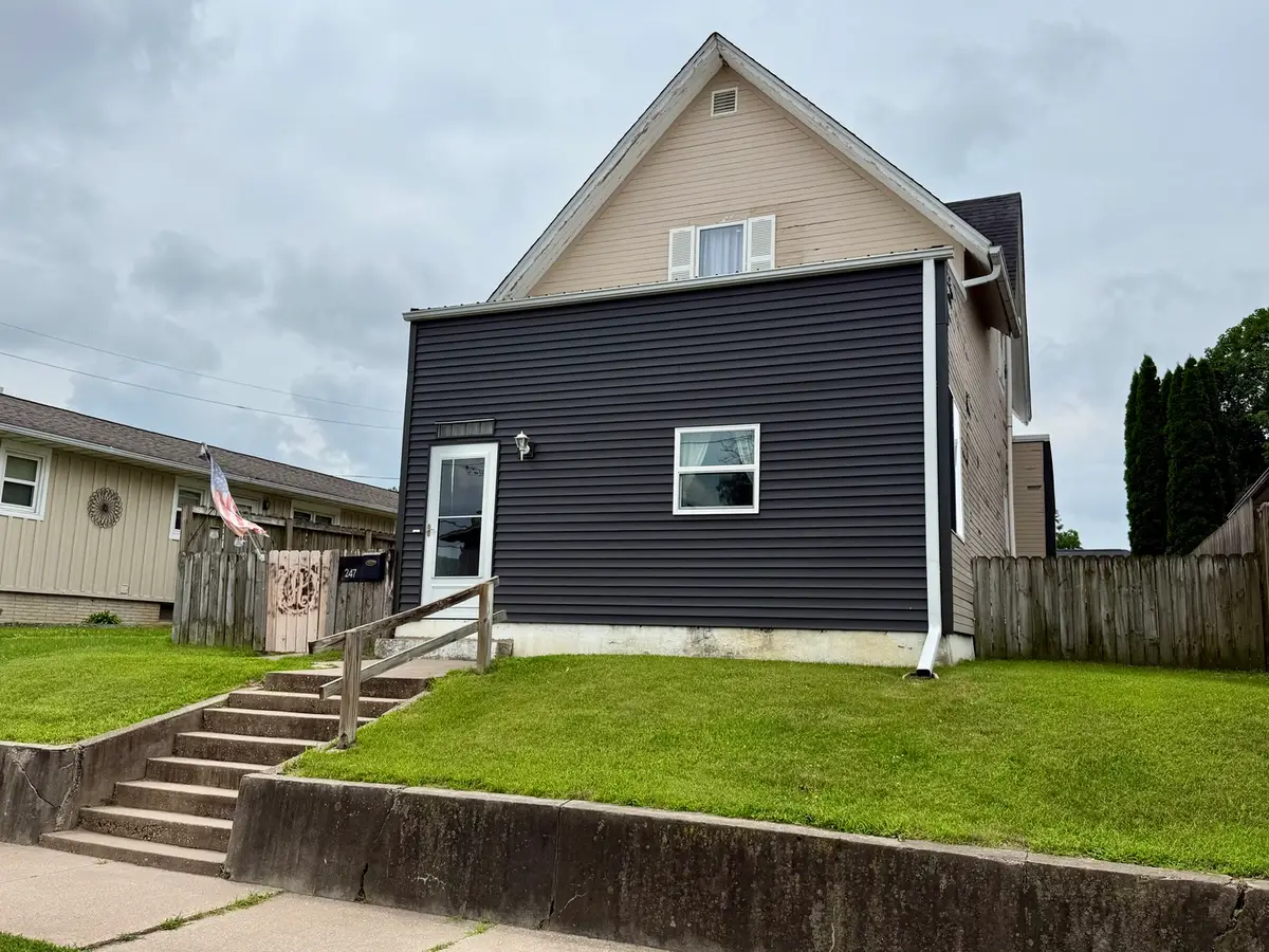 247 23rd Avenue N, Clinton, IA 52732 - #1