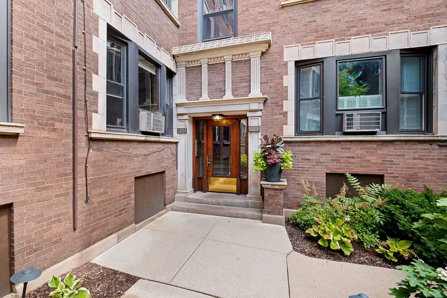 3749 N Pine Grove Avenue #3, Chicago, IL 60613 - #2