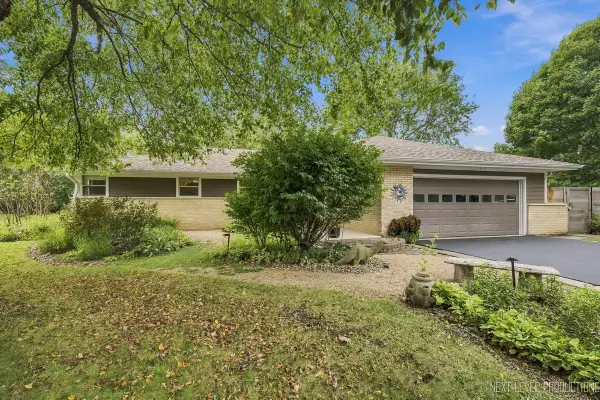 24 W Stonegate Drive, Prospect Heights, IL 60070
