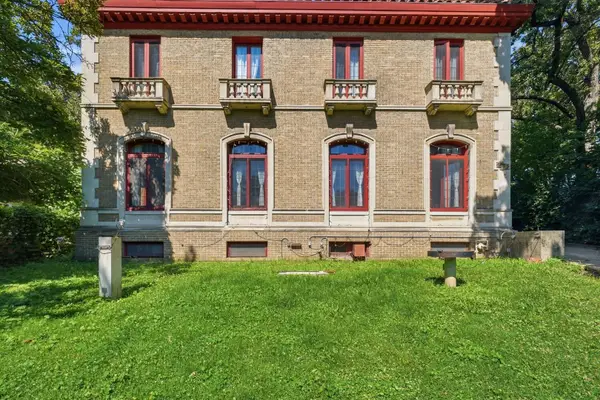 9924 S Longwood Drive, Chicago, IL 60643