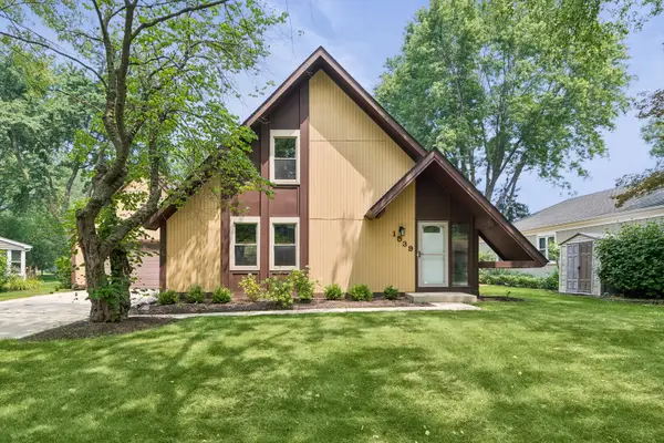 1539 Foxhill Road, Naperville, IL 60563