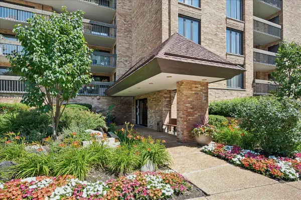 1621 Mission Hills Road #110, Northbrook, IL 60062