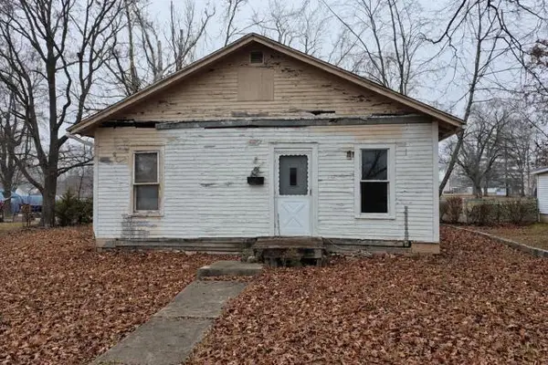502 E Saint Charles Avenue, Mcleansboro, IL 62859