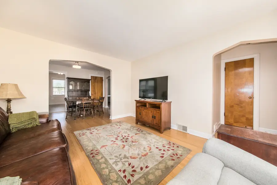 5950 W Foster Avenue, Chicago, IL 60630 - #3