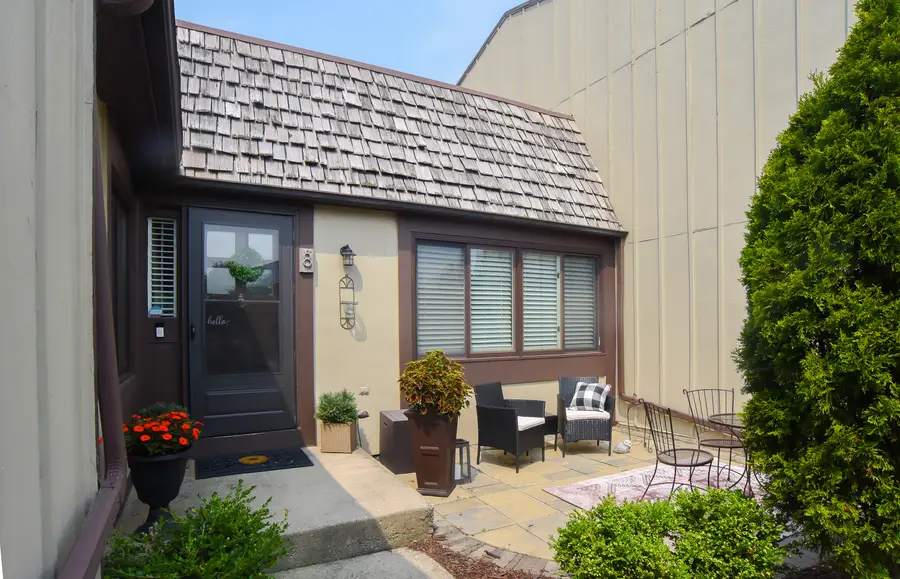8 Westwood Drive, Indian Head Park, IL 60525 - #2