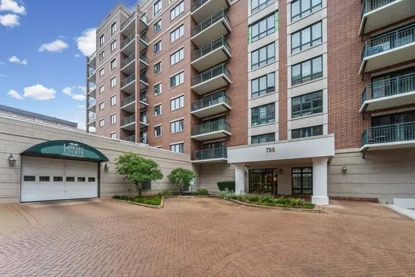 750 Pearson Street #208, Des Plaines, IL 60016