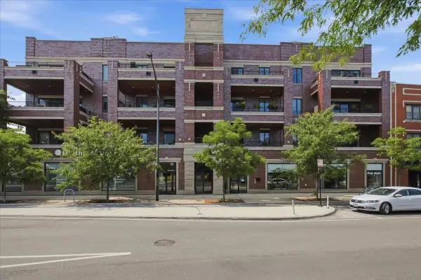 5820 N Clark Street #207, Chicago, IL 60660