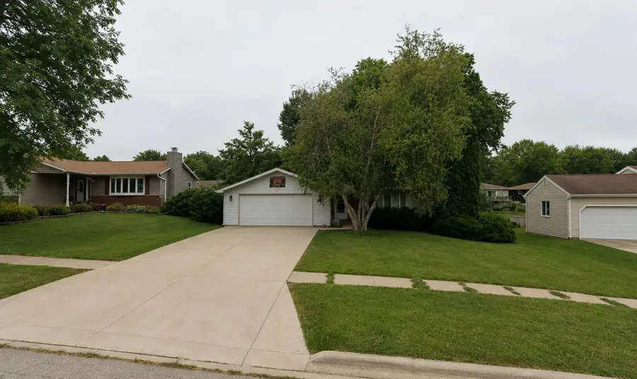564 N Greenfield Drive, Freeport, IL 61032 - #3