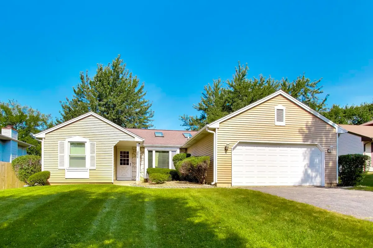 946 W Clearwater Street, Roselle, IL 60172 - #1