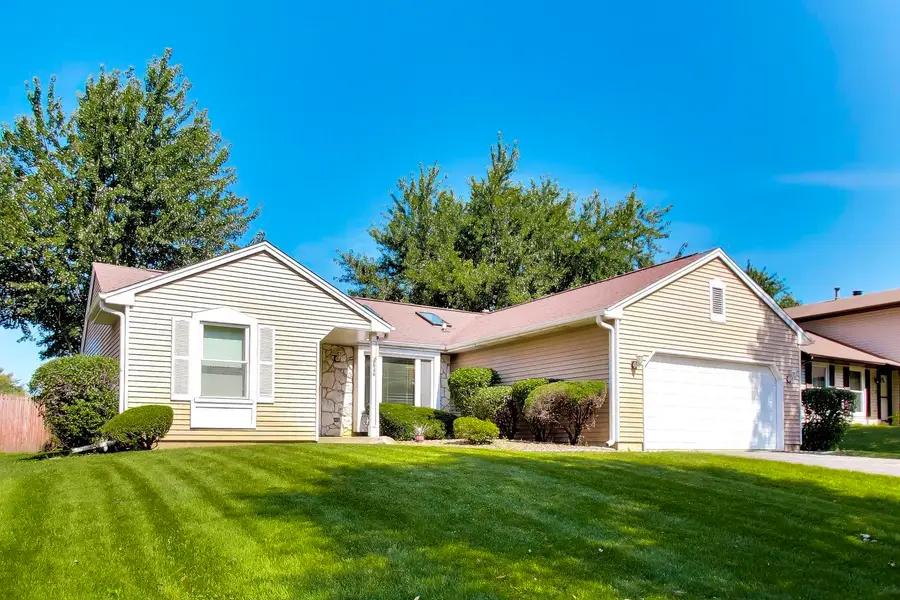 946 W Clearwater Street, Roselle, IL 60172 - #2