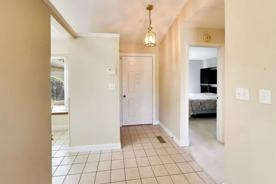 946 W Clearwater Street, Roselle, IL 60172 - #3